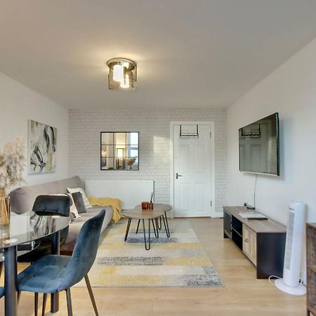Southsea Getaway Apartment With Pool Table And Hot Tub พอร์ตสมัธ ภายนอก รูปภาพ