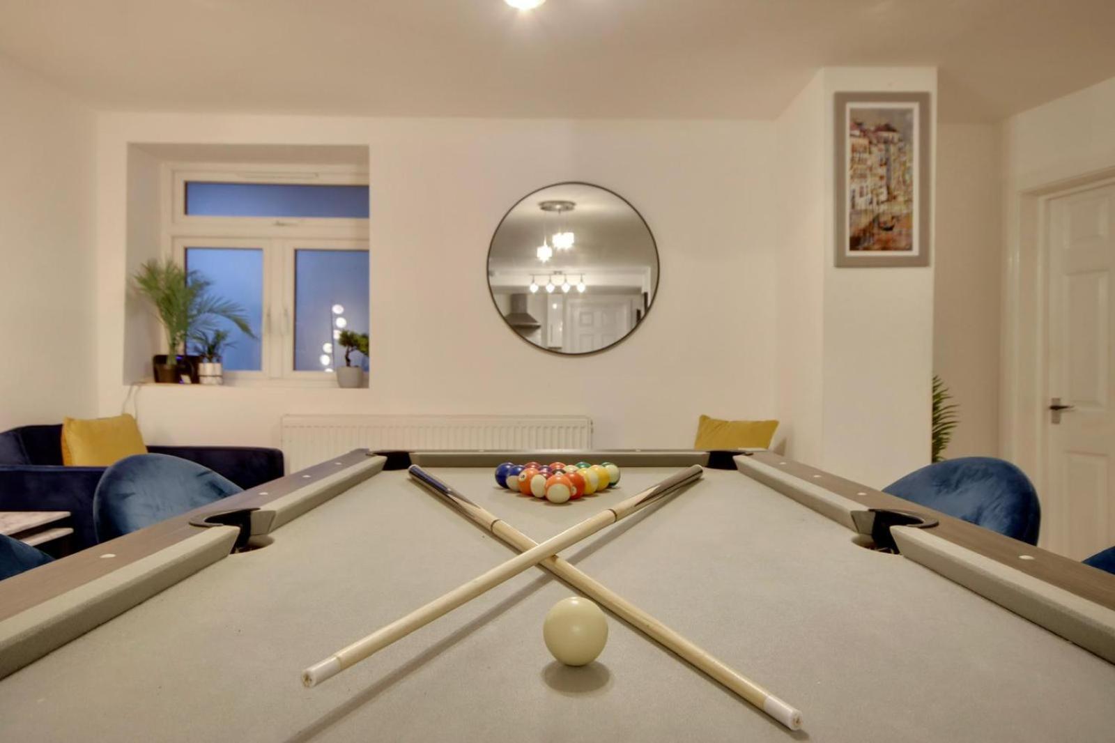 Southsea Getaway Apartment With Pool Table And Hot Tub พอร์ตสมัธ ภายนอก รูปภาพ