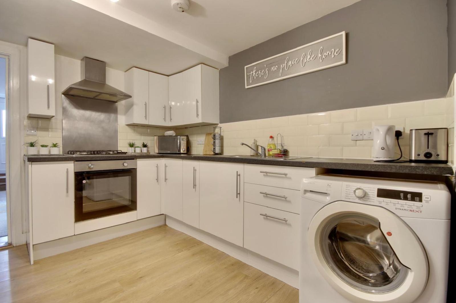 Southsea Getaway Apartment With Pool Table And Hot Tub พอร์ตสมัธ ภายนอก รูปภาพ