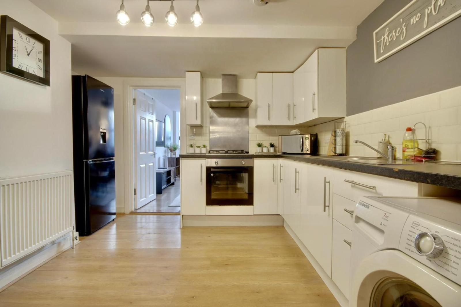 Southsea Getaway Apartment With Pool Table And Hot Tub พอร์ตสมัธ ภายนอก รูปภาพ