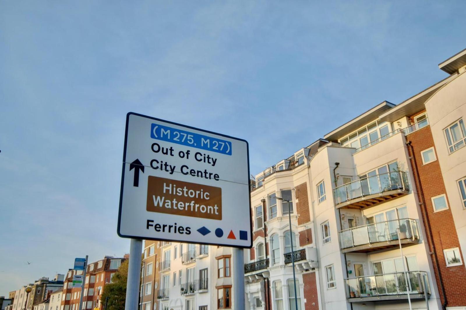 Southsea Getaway Apartment With Pool Table And Hot Tub พอร์ตสมัธ ภายนอก รูปภาพ