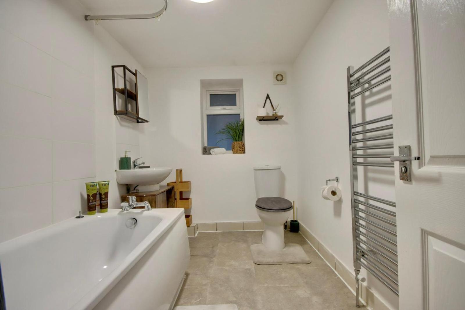 Southsea Getaway Apartment With Pool Table And Hot Tub พอร์ตสมัธ ภายนอก รูปภาพ