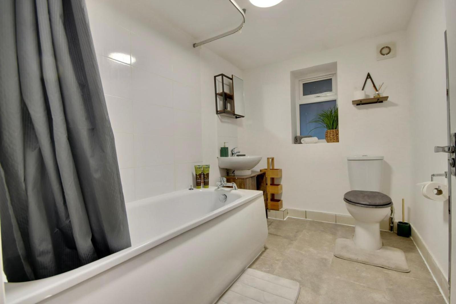 Southsea Getaway Apartment With Pool Table And Hot Tub พอร์ตสมัธ ภายนอก รูปภาพ